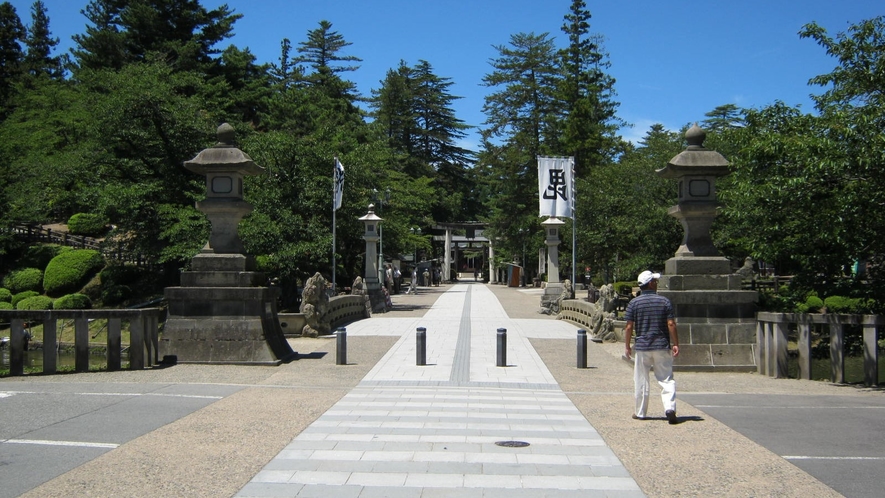 「上杉神社」へ、当館から13分程