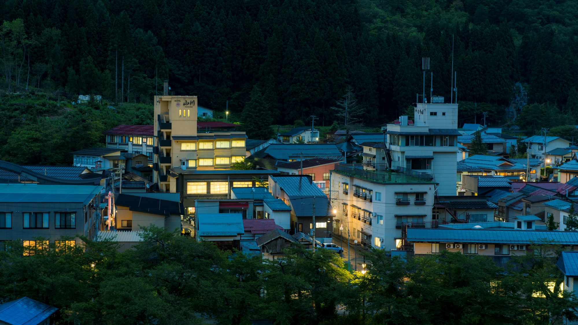 小野川温泉街、自然に囲まれたのどかな街並みです