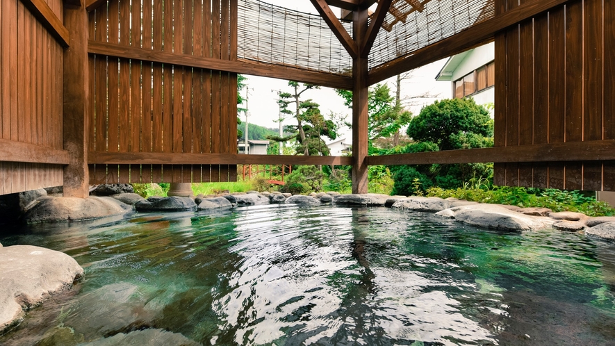 【良実の湯／露天風呂】野趣あふれる岩造りの露天風呂で小野川の名湯を満喫