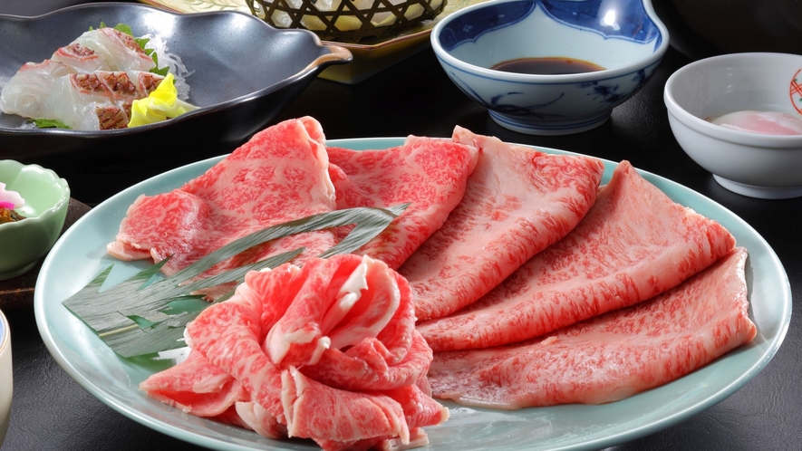 最高級・米沢牛A５ロースを２つの名物料理で味わう、二色鍋「温玉すきやき×源泉しゃぶしゃぶ膳」例