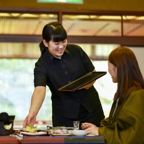 【米沢を味わう夕食】スタッフから料理を一品一品ご案内させていただきます