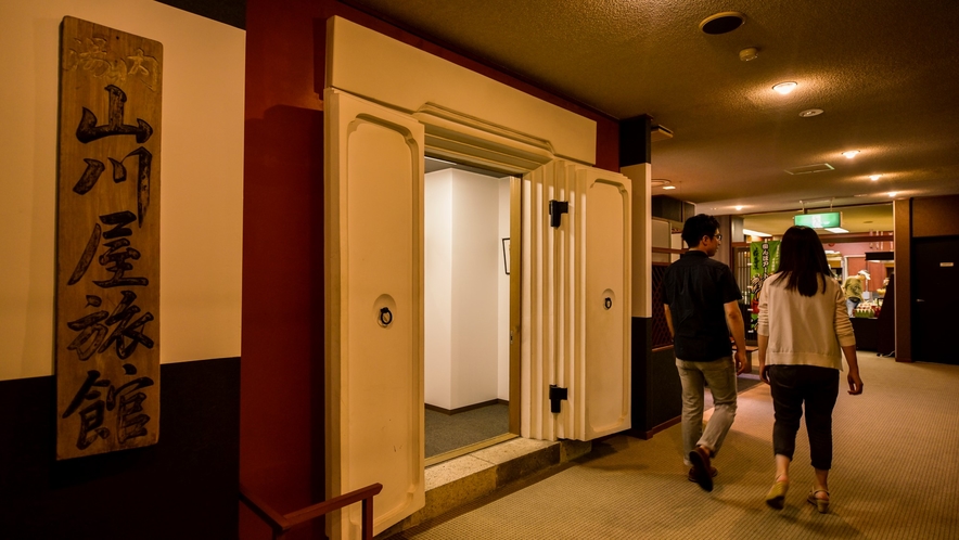 【ギャラリー「蔵」】山川屋旅館の伝統的な蔵を小野川温泉の歴史が知れるギャラリーにしています