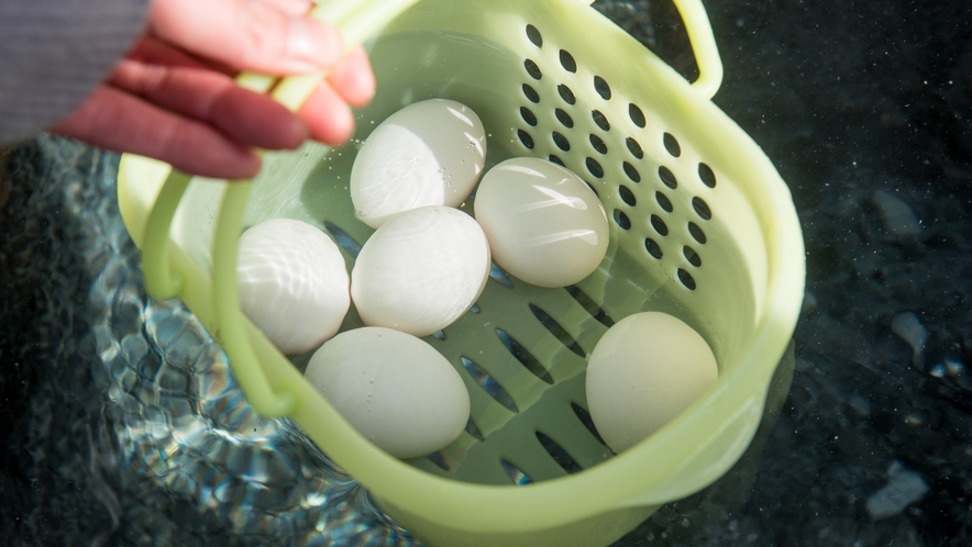 「名物ラジウム玉子作り」高温の源泉で作るラジウム玉子※生卵の販売もあり