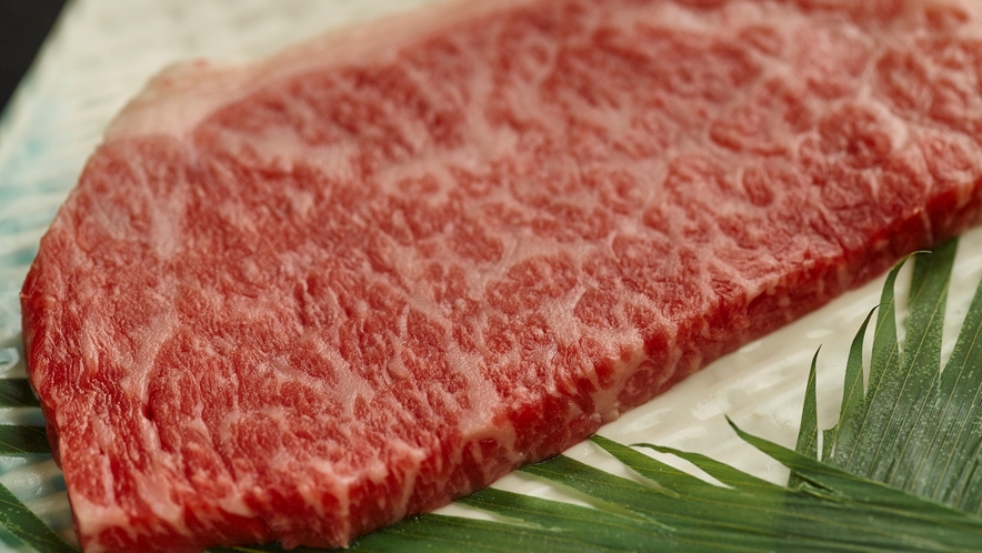 「米沢牛」日本三大和牛の一つ。きめ細やかな脂質が美しく牛肉本来の味わいと、とろけるような舌触りを堪能