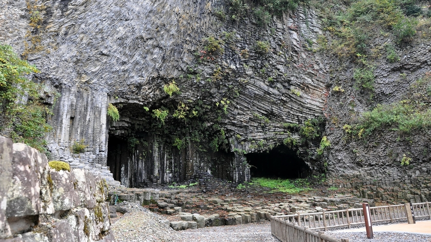玄武洞（げんぶどう）公園　160万年前の噴火で噴出したマグマが冷却され、形成された六角形石柱層絶壁