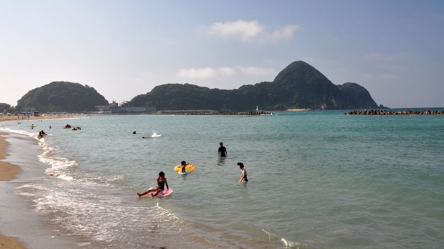 竹野浜海水浴場　砂浜が長く続く遠浅のビーチは、「快水浴場百選」や「日本の渚百選」に認定されています