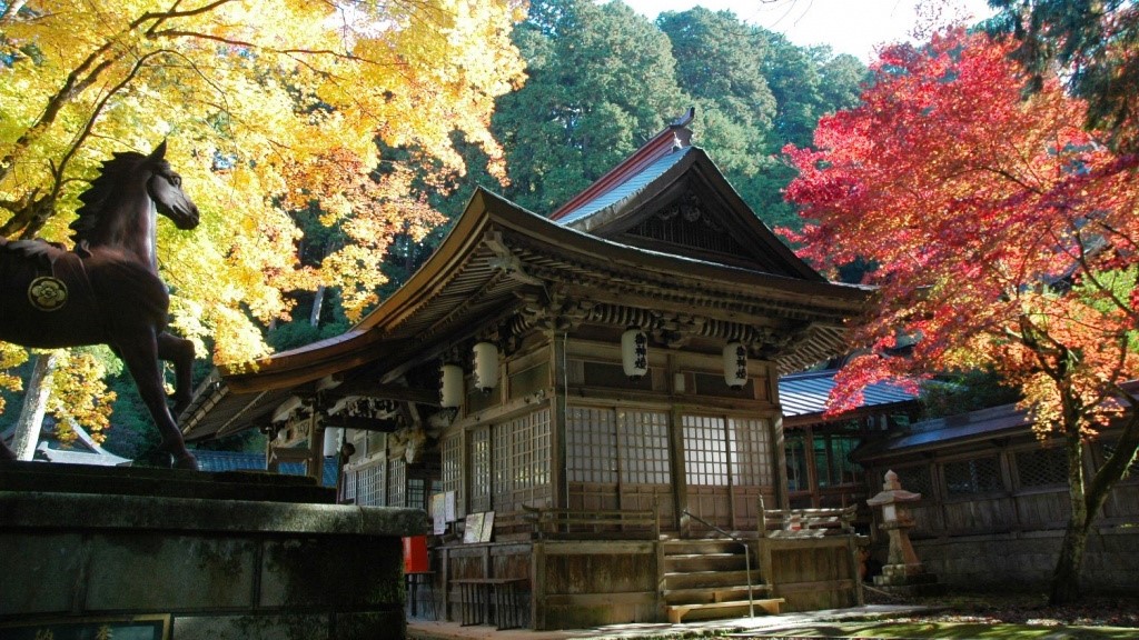 養父（やぶ）神社　県下でも有数の紅葉の名所。但馬（たじま）5社のひとつに数えられる神社です