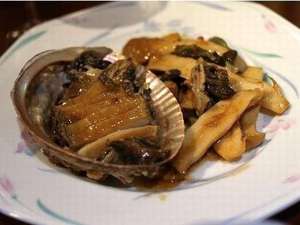 アワビのステーキ　肝をからめたキノコの付け合せも好評です