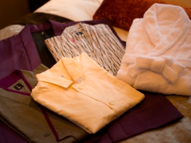 全室／室内着には作務衣、バスローブ、パジャマを取り揃えております