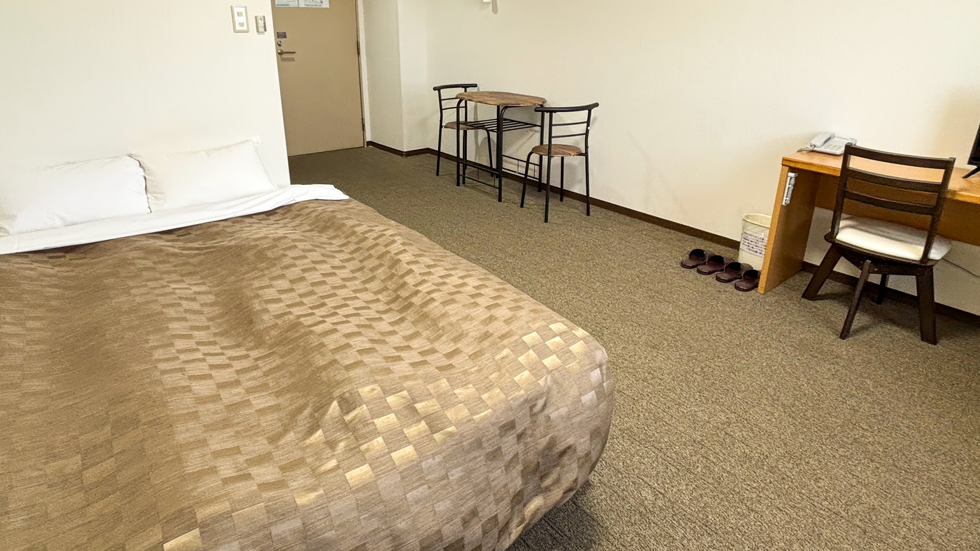 ■喫煙ダブル【13平米／140cm幅ダブルベッド】