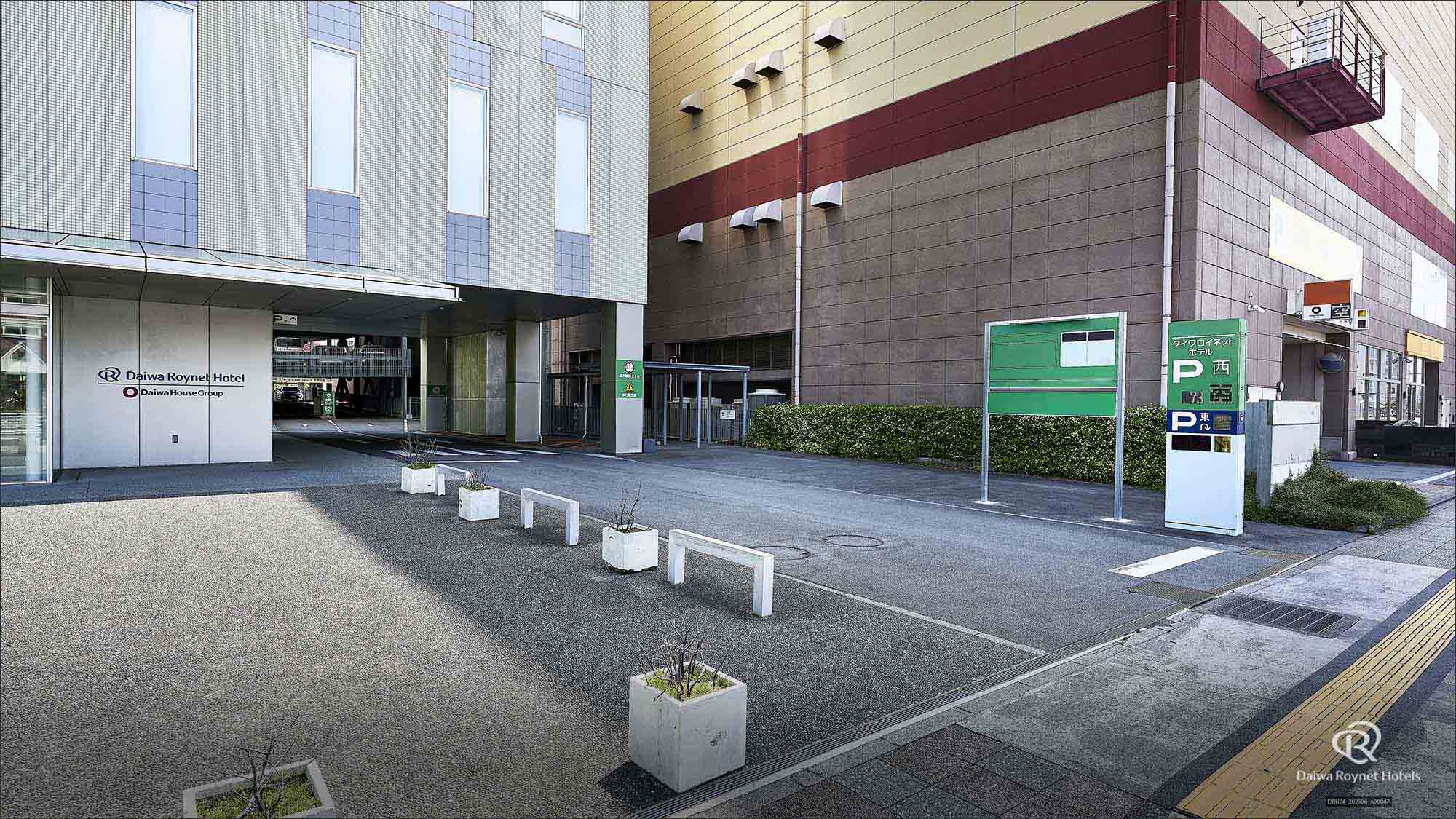 プラサヴェルデ西駐車場入り口