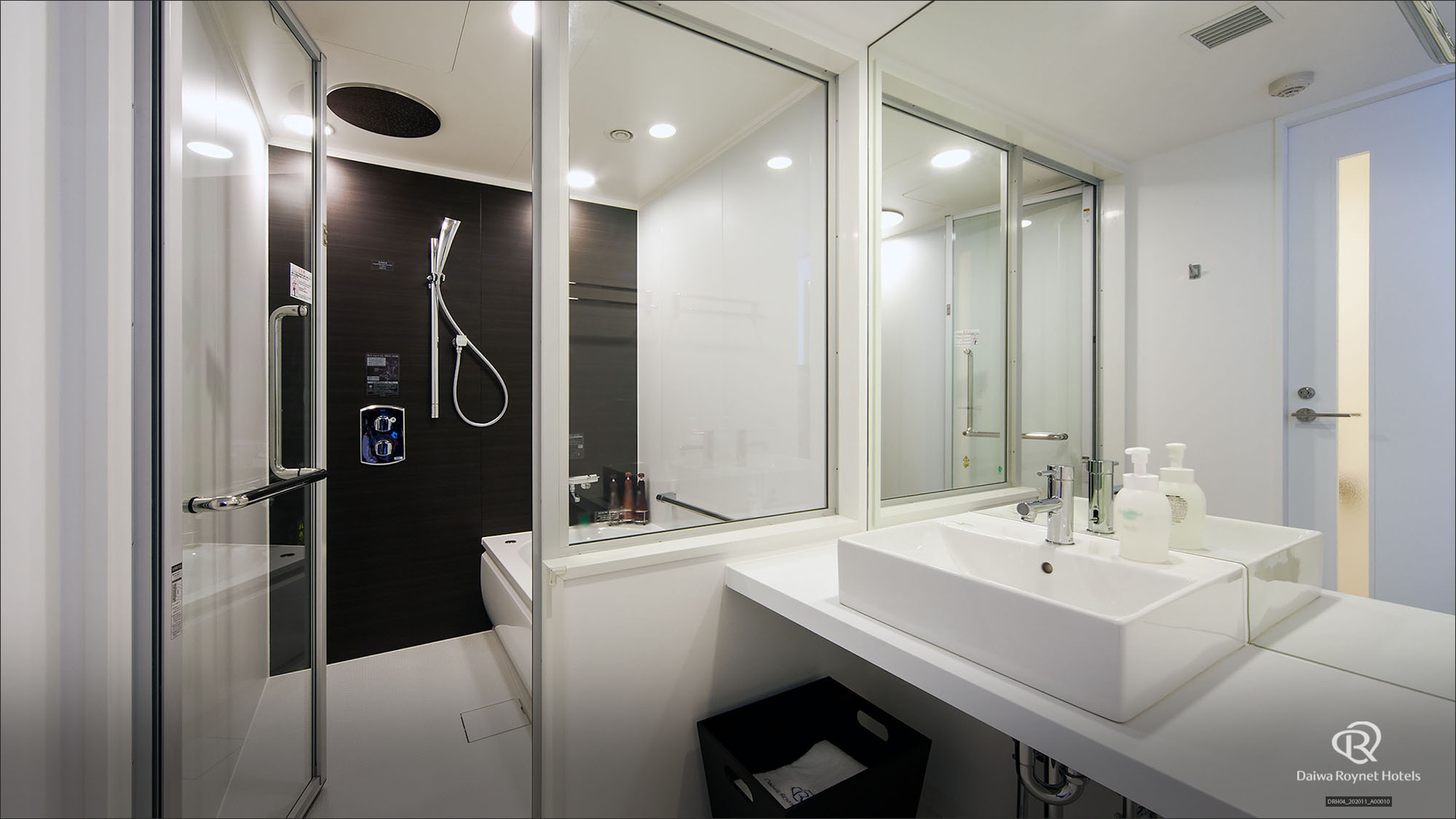 セミセパレートは「バス・トイレ別」で、バスルームと洗面台・トイレ部分がガラス戸で仕切られた浴室です。