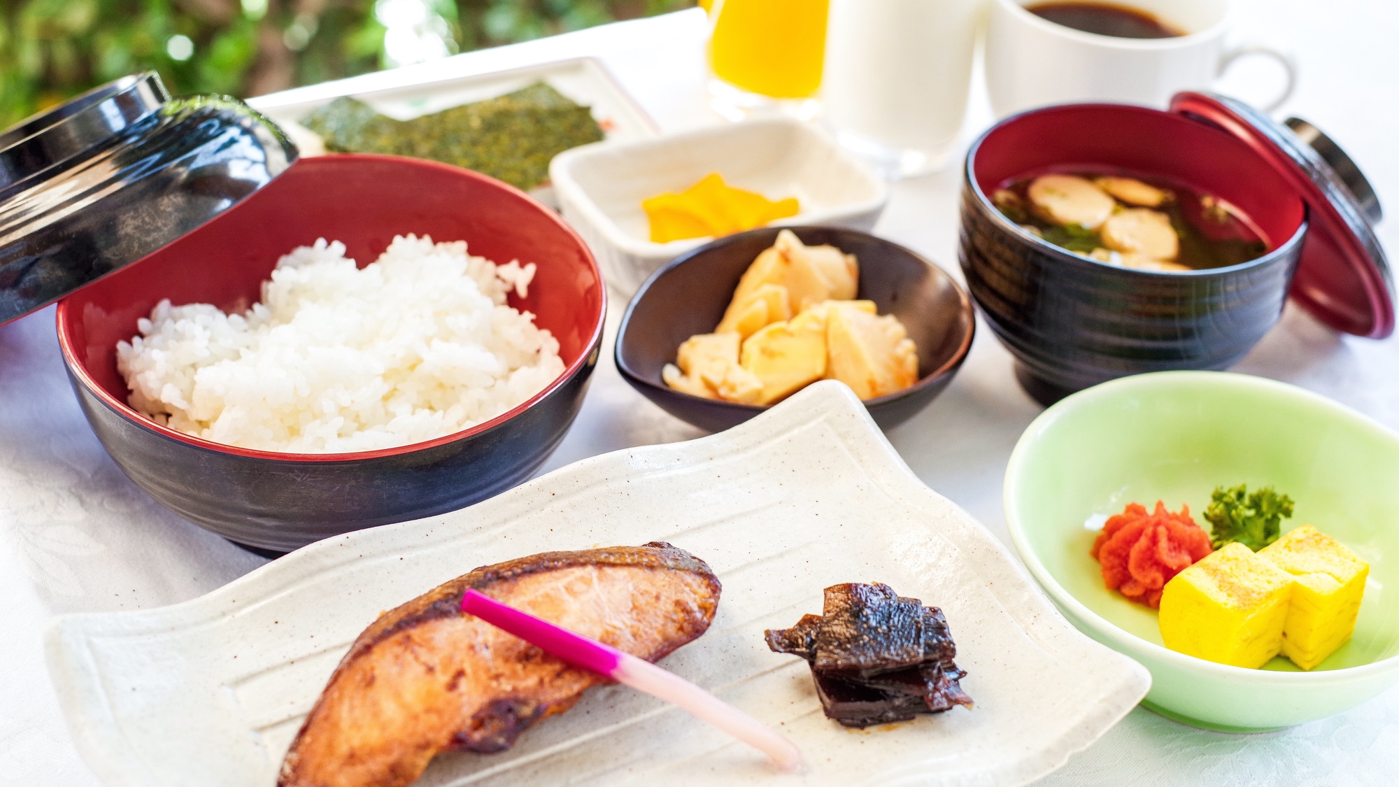 【朝食】和食のメインの焼魚は5種類を日替わりでご提供♪ お米は、兵庫県但馬産の棚田米を使用。
