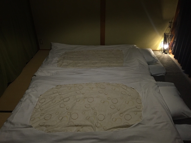 落ち着きのある和室（１Ｆ）。夜はお布団に包まれてゆっくりとお休み下さい。。。
