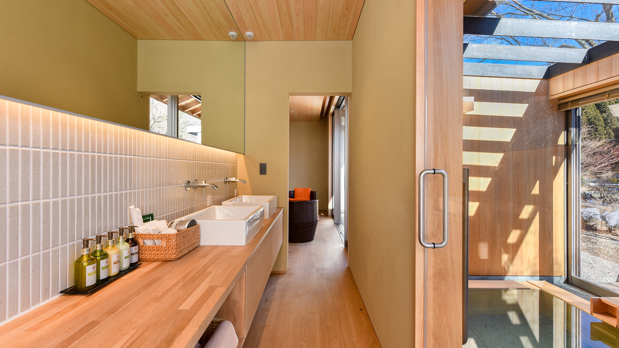 *和室ニ間そらの湯／お二人様でもゆったりの洗面スペース