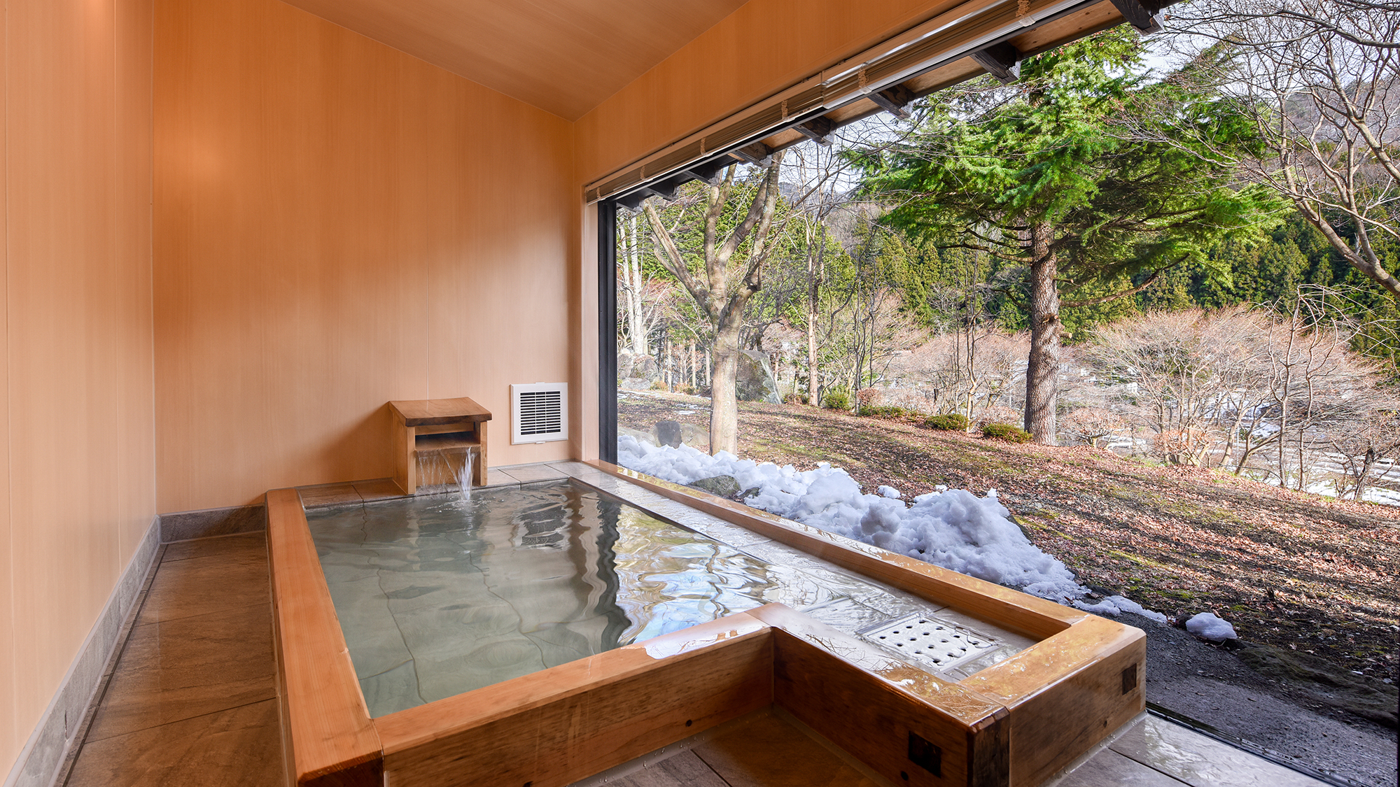 *和室二間／庭園と武尊山の四季の移ろいを存分に感じながら入る半露天風呂