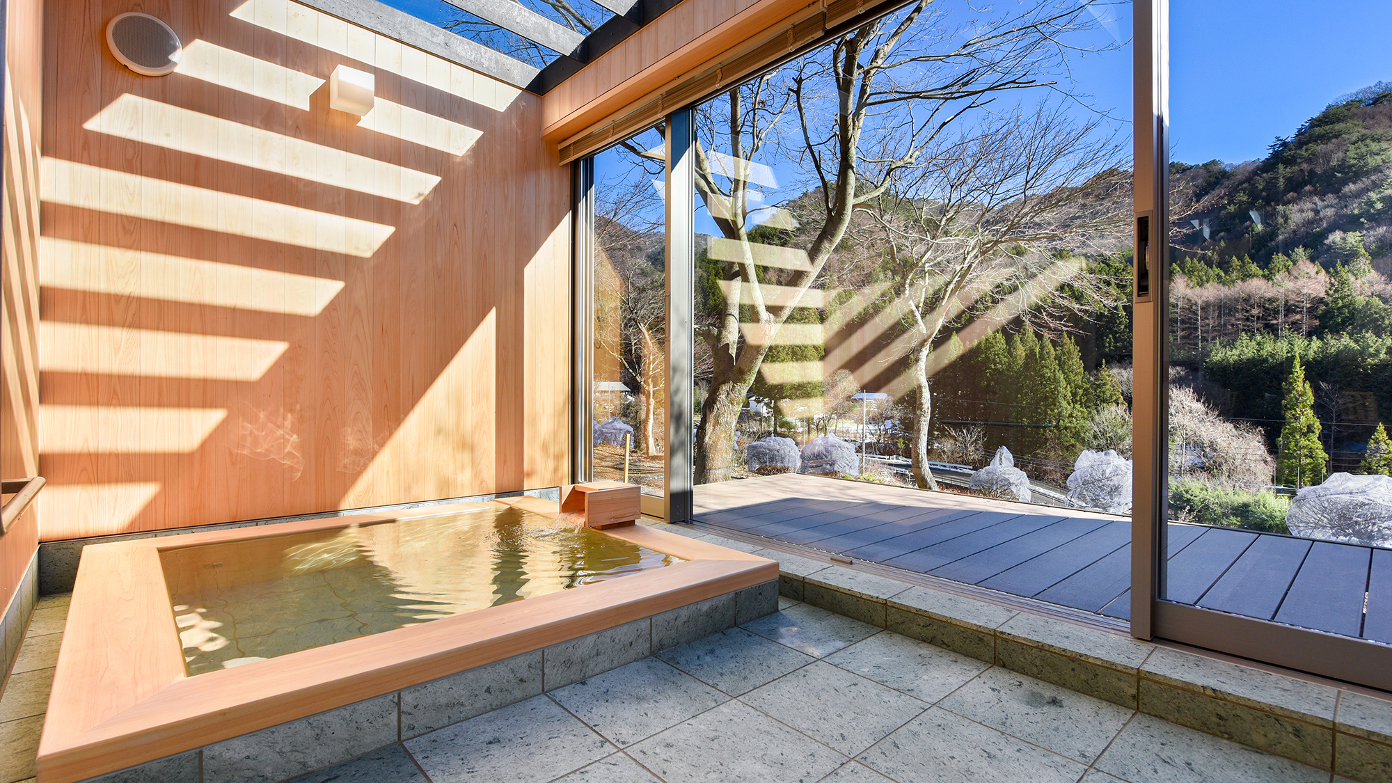 *和室二間そらの湯／ガラス張りの屋根の下で檜の香りに包まれながら憩う半露天風呂