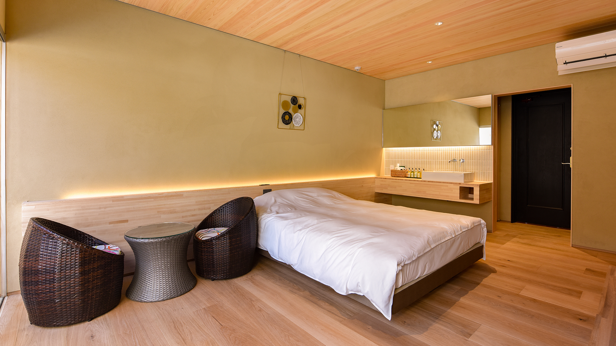 *洋室ダブル／シモンズのクイーンサイズベッドでゆったりお寛ぎください