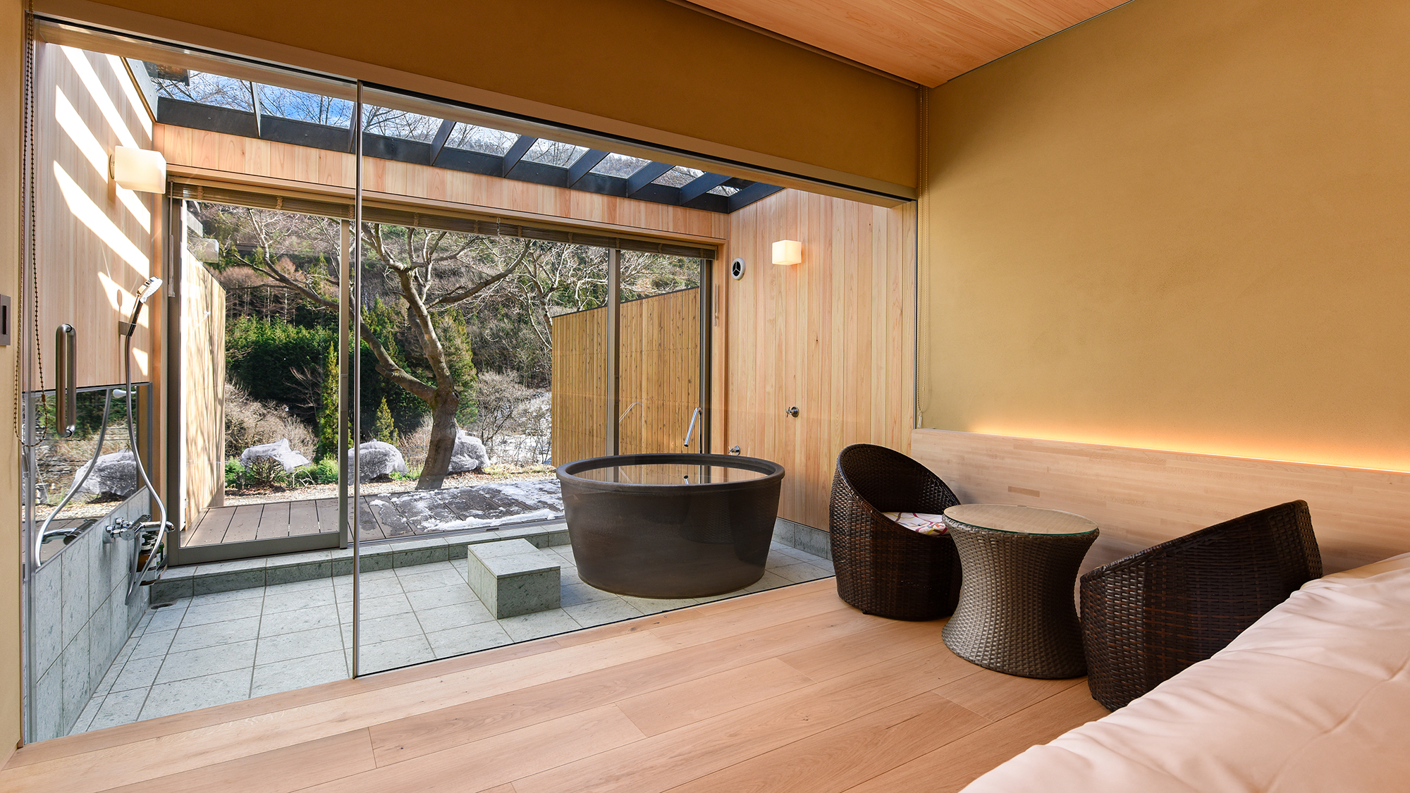 *洋室ダブル／庭園の四季の移ろいを存分にご堪能ください