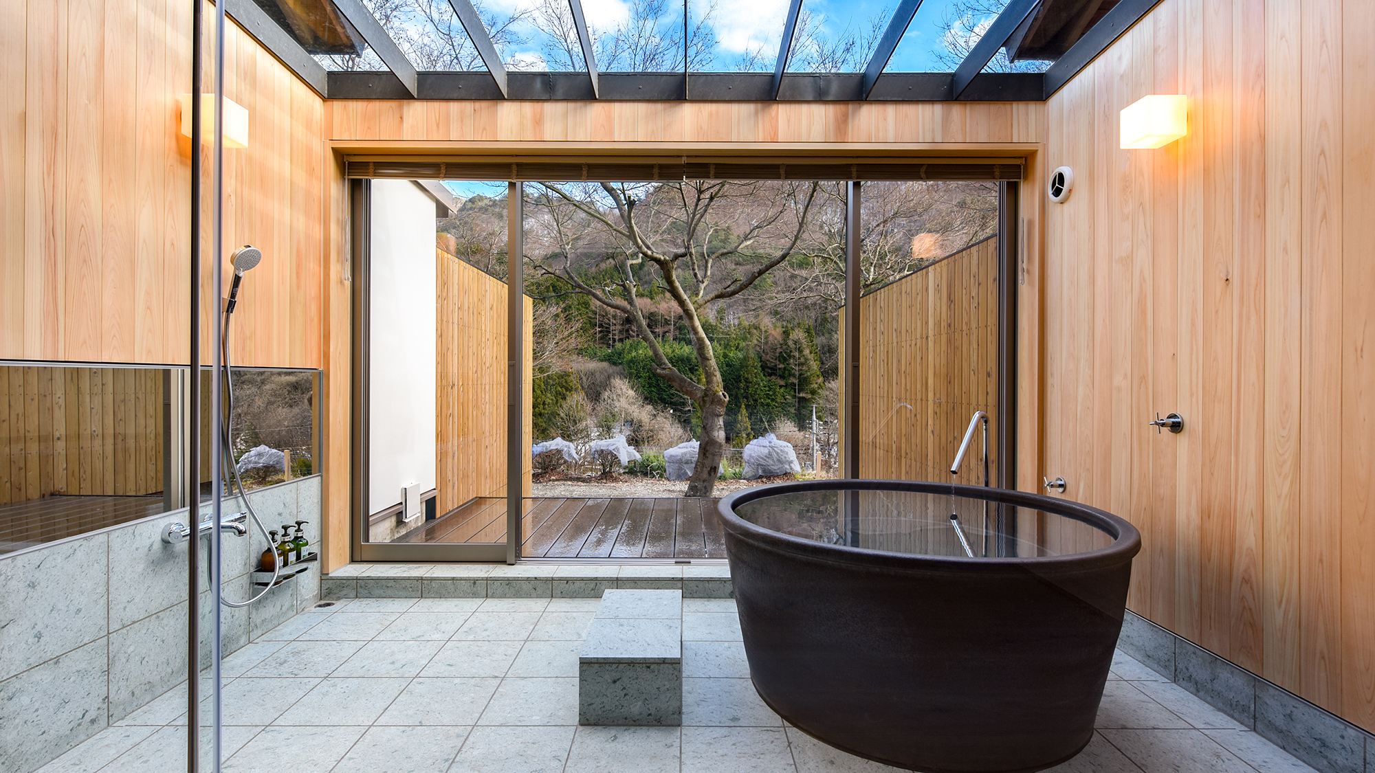 *洋室ダブル／庭園と武尊山の四季の移ろいを存分に感じながら入る半露天風呂