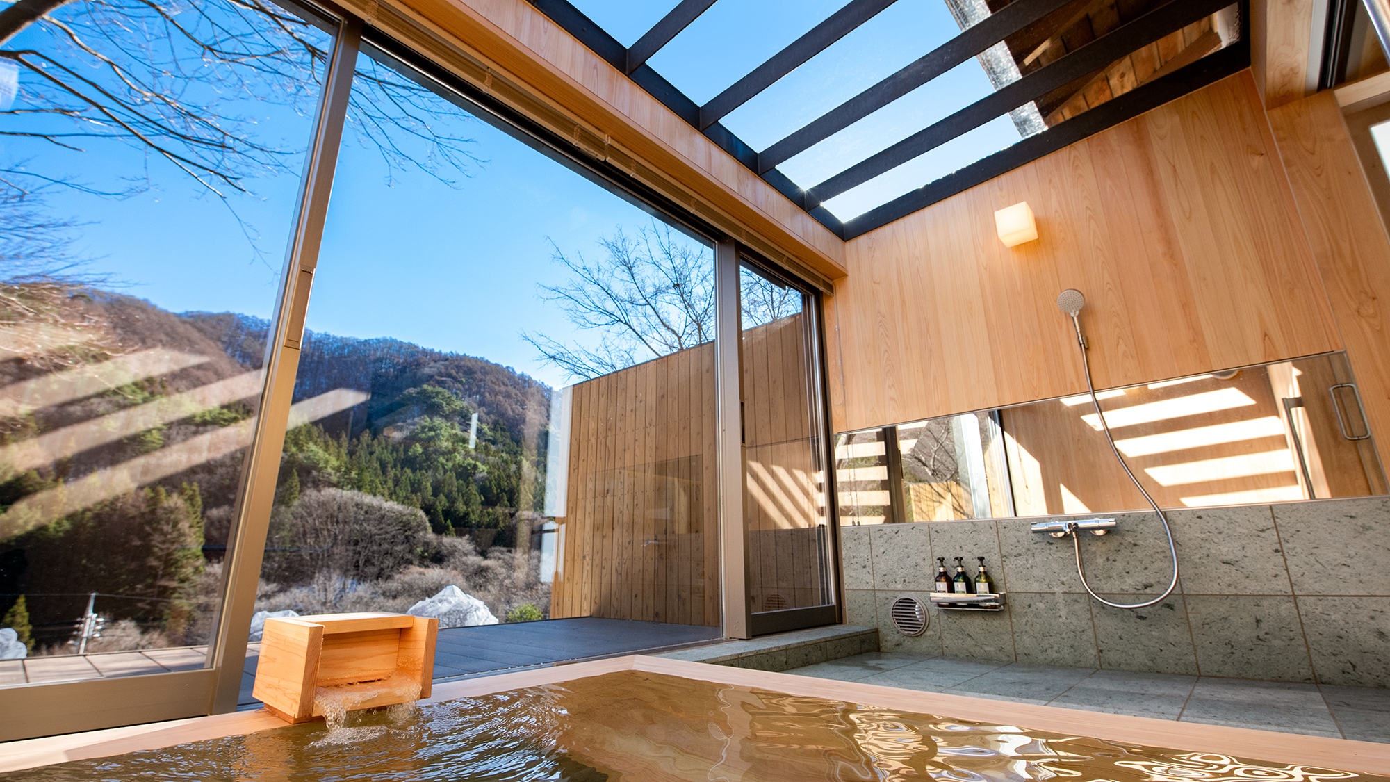 *和室二間そらの湯／ガラス張りの屋根の下で檜の香りに包まれながら憩う半露天風呂