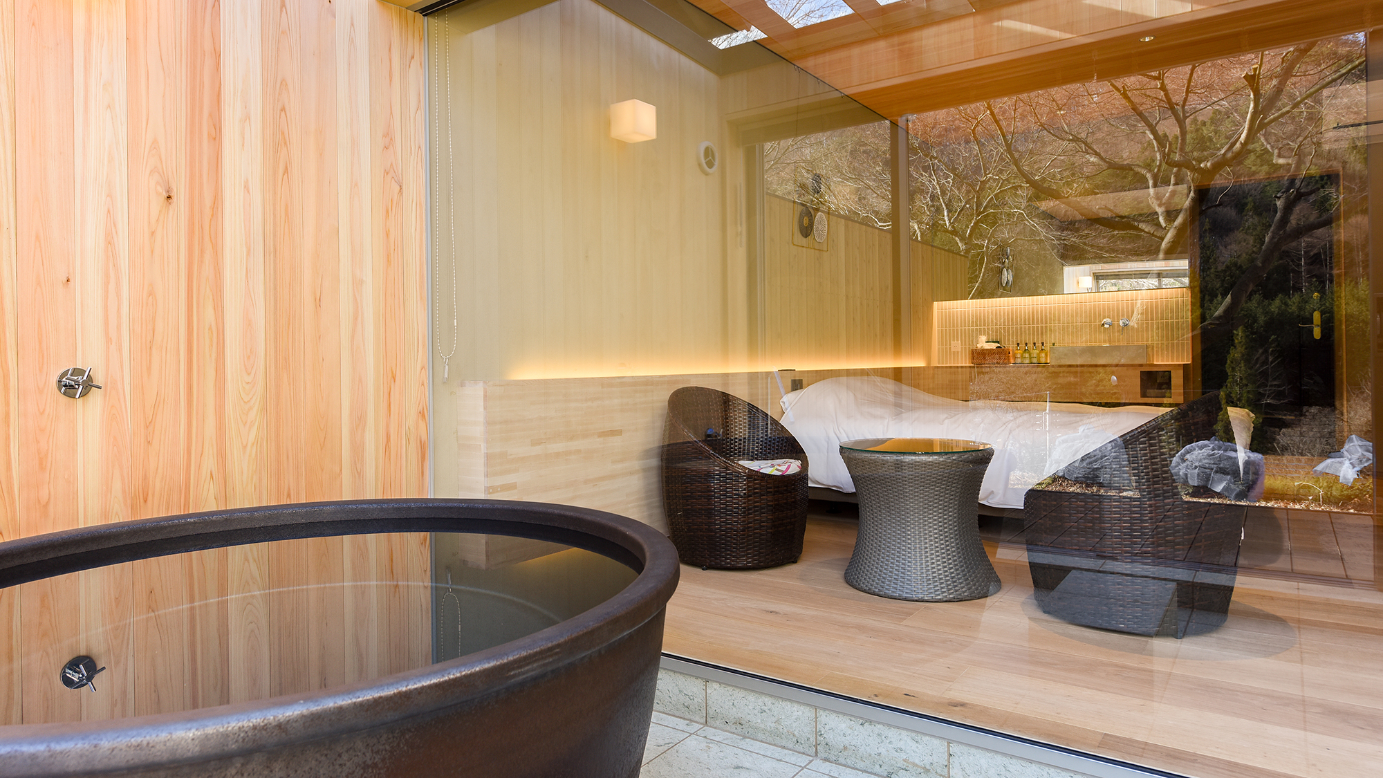 *洋室ダブル／庭園の四季の移ろいを存分にご堪能ください