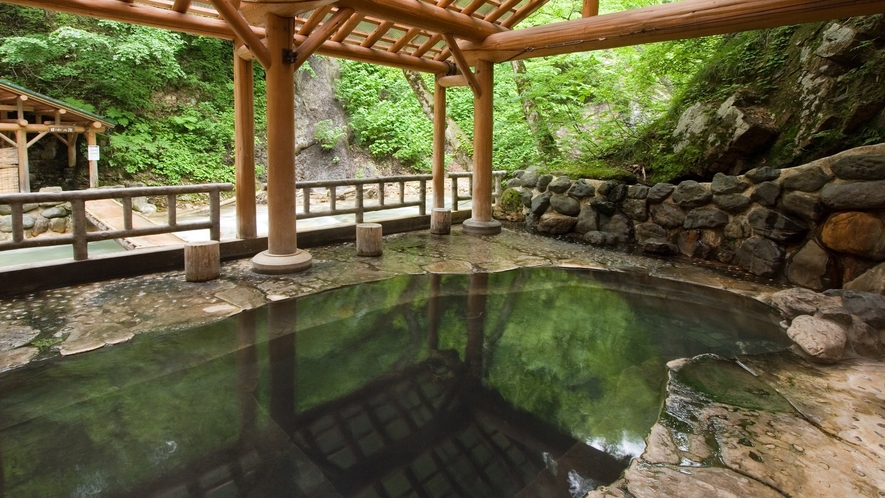 *真湯[混浴]/夏油川を眺めながら入れる野趣あふれる露天風呂。