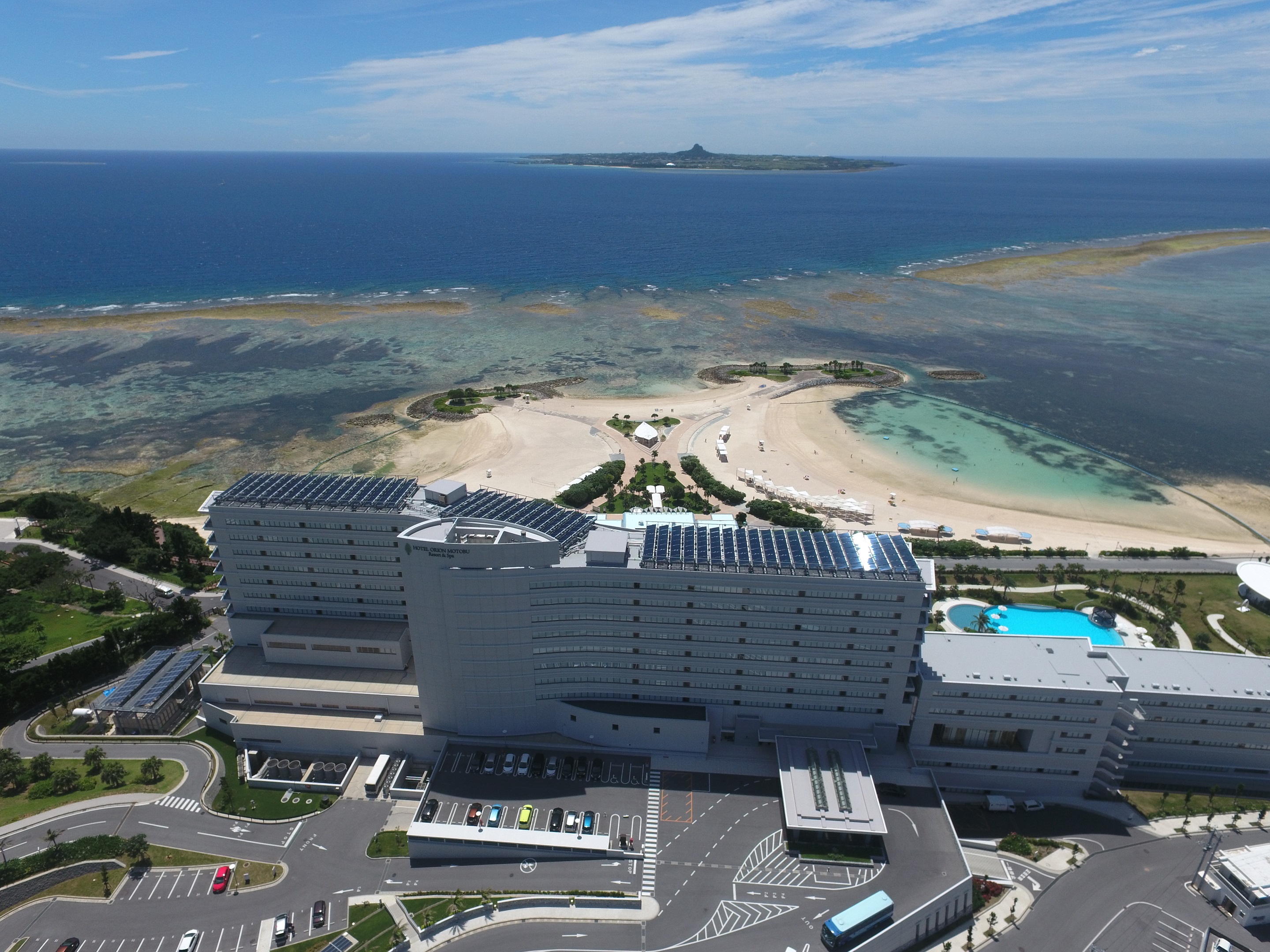 ホテル外観　空撮エメラルドビーチ＆伊江島