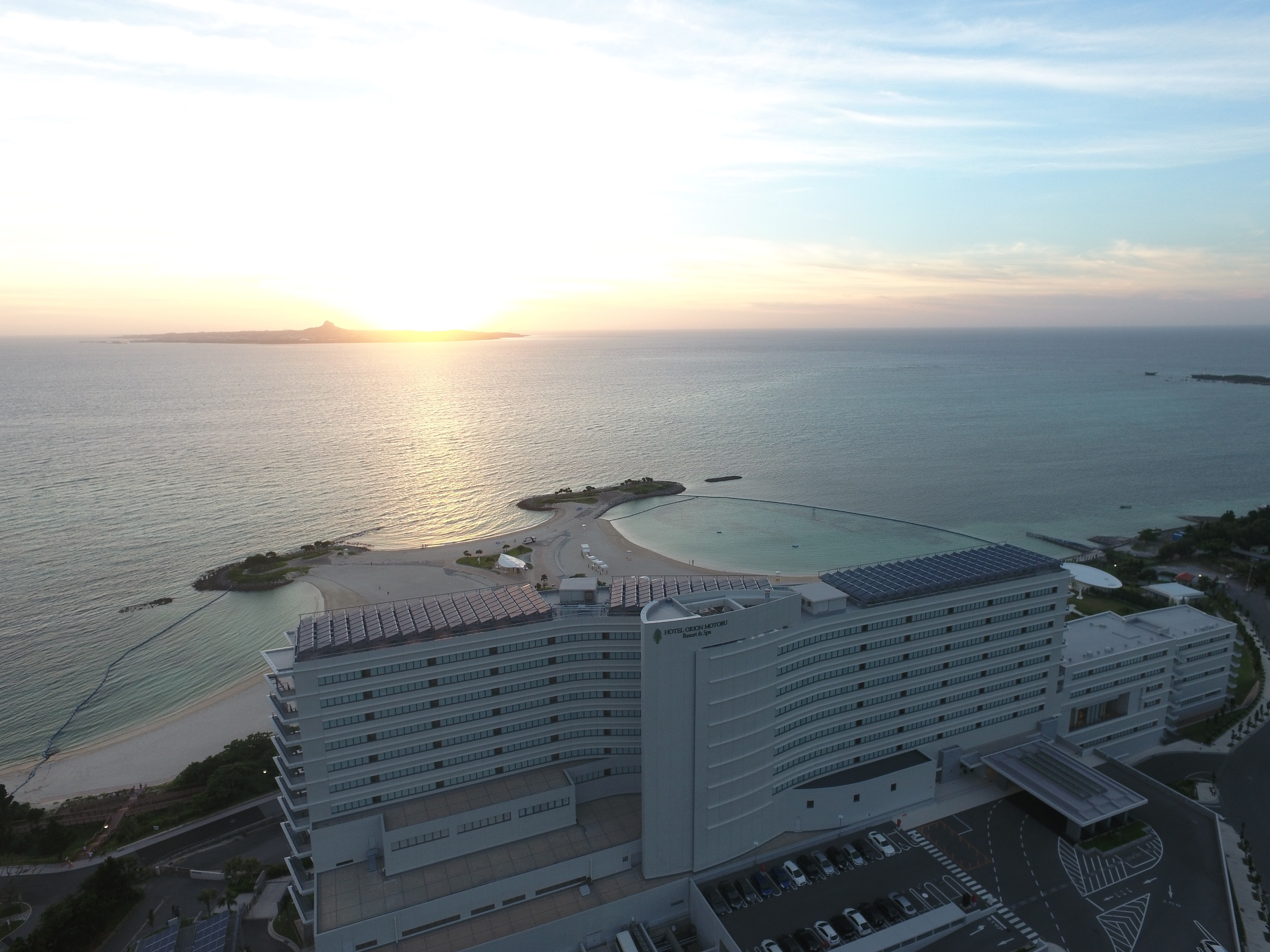 ホテル外観　伊江島と夕陽