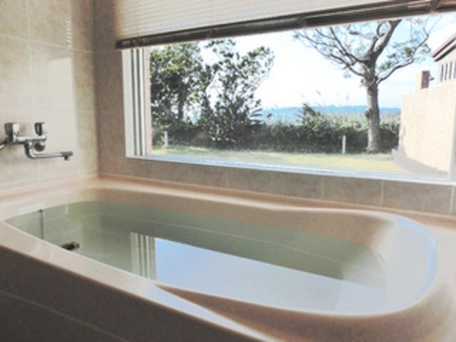 【バスルーム】内風呂も大きな窓から自然を満喫