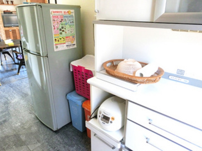 【炊飯器・冷蔵庫】大きな冷蔵庫は食材の保存にも便利です