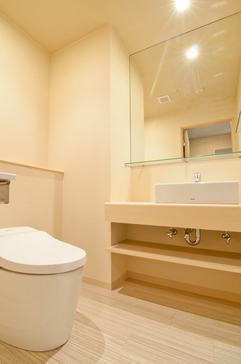 Toilet & kamar kecil kamar tamu