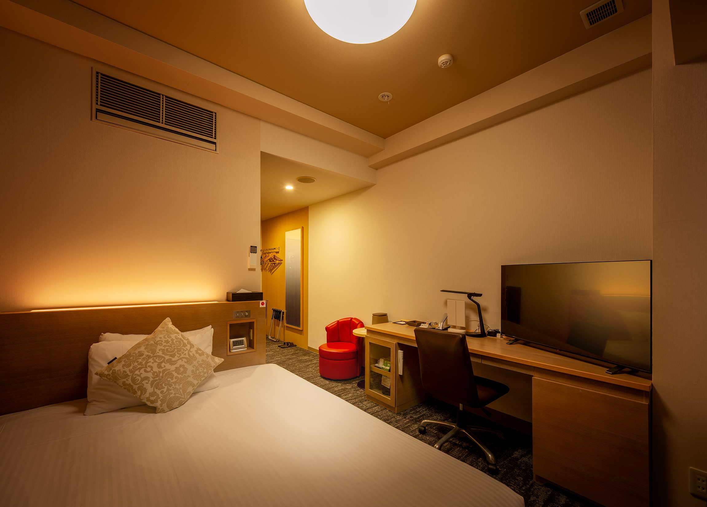 152㎝幅のクイーンベッド1台／2名様ご利用でもゆったり快適です