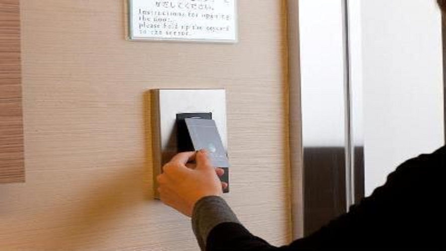 エレベーターに安心のカードキー認証のセキュリティ完備