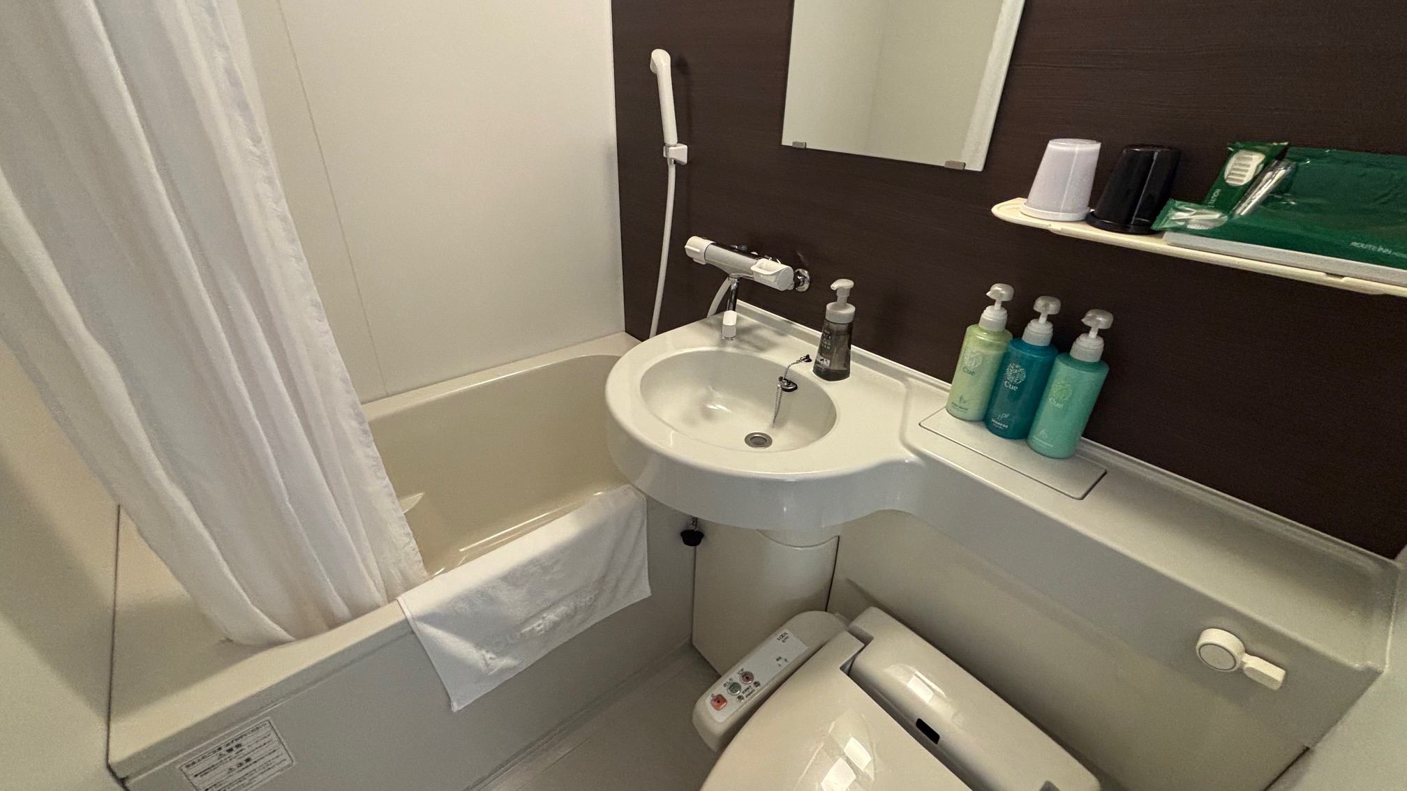 シングルルームにはユニットバス付きのお部屋とユニットバス無しのお部屋がございます。 ツインルームは全室ユニットバスが付いております。