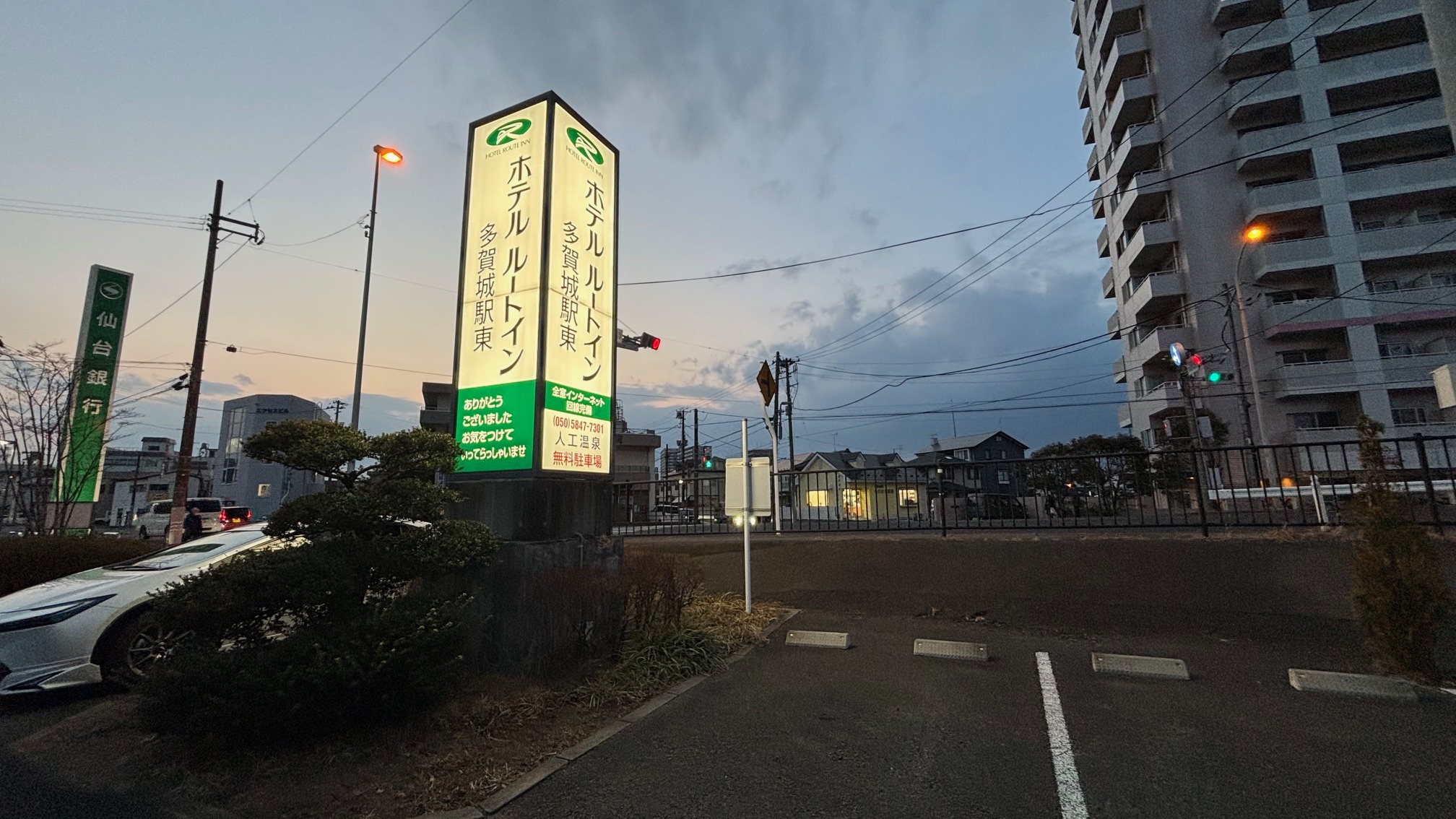 ホテル外観（夕方）