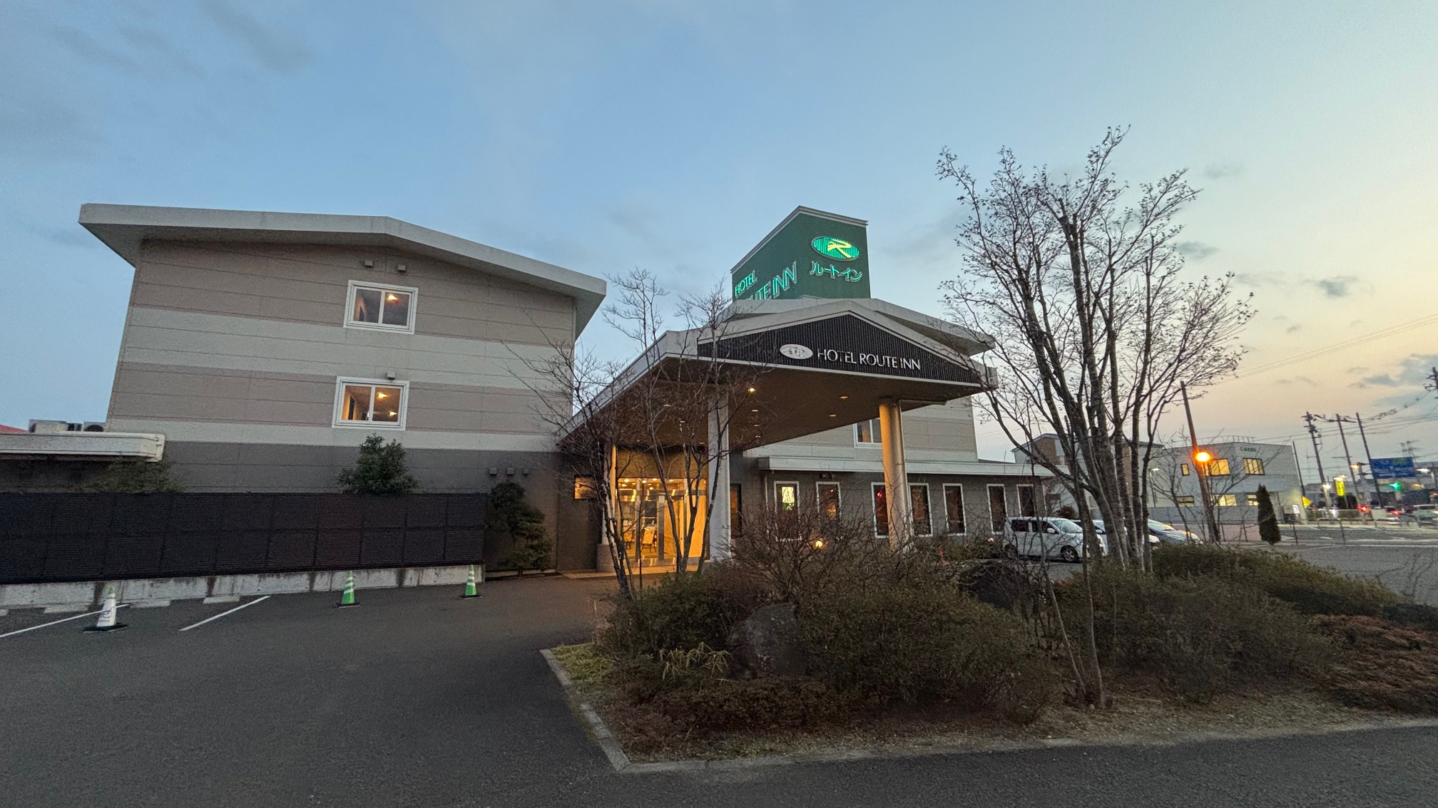 ホテル外観（夕方）