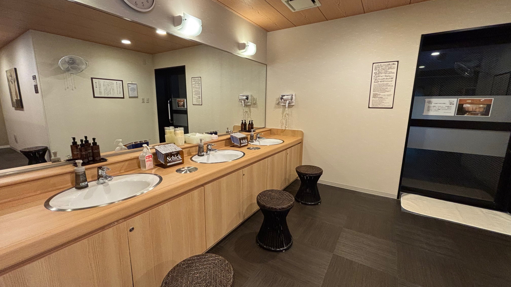 男性大浴場　洗面台