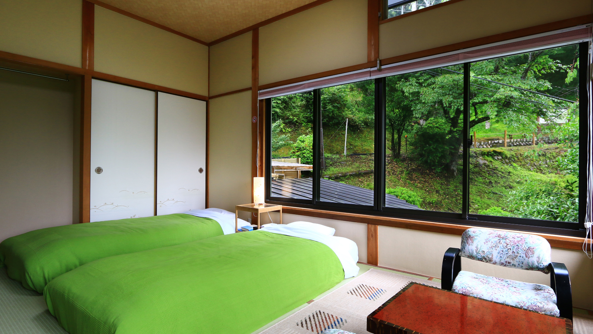 和室6畳【桜】窓からの景色もお楽しみください