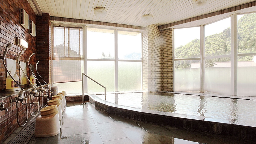 *【温泉】大きな窓の外に景色が広がるゆったりとした内風呂。