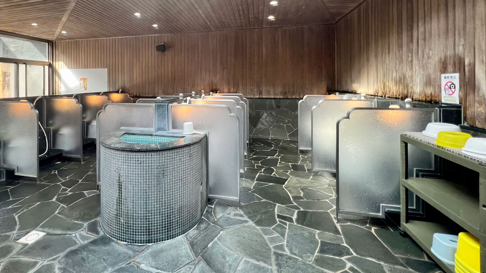 宝泉坊クアテルメ温泉（男性）洗い場