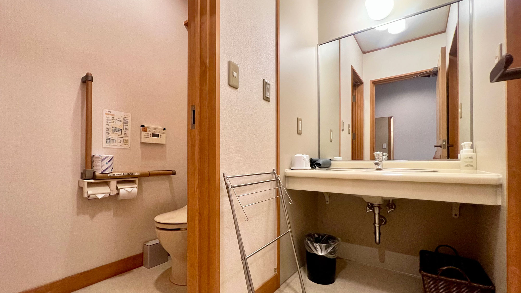 【新館】洋室ツイン　洗面化粧台・トイレ