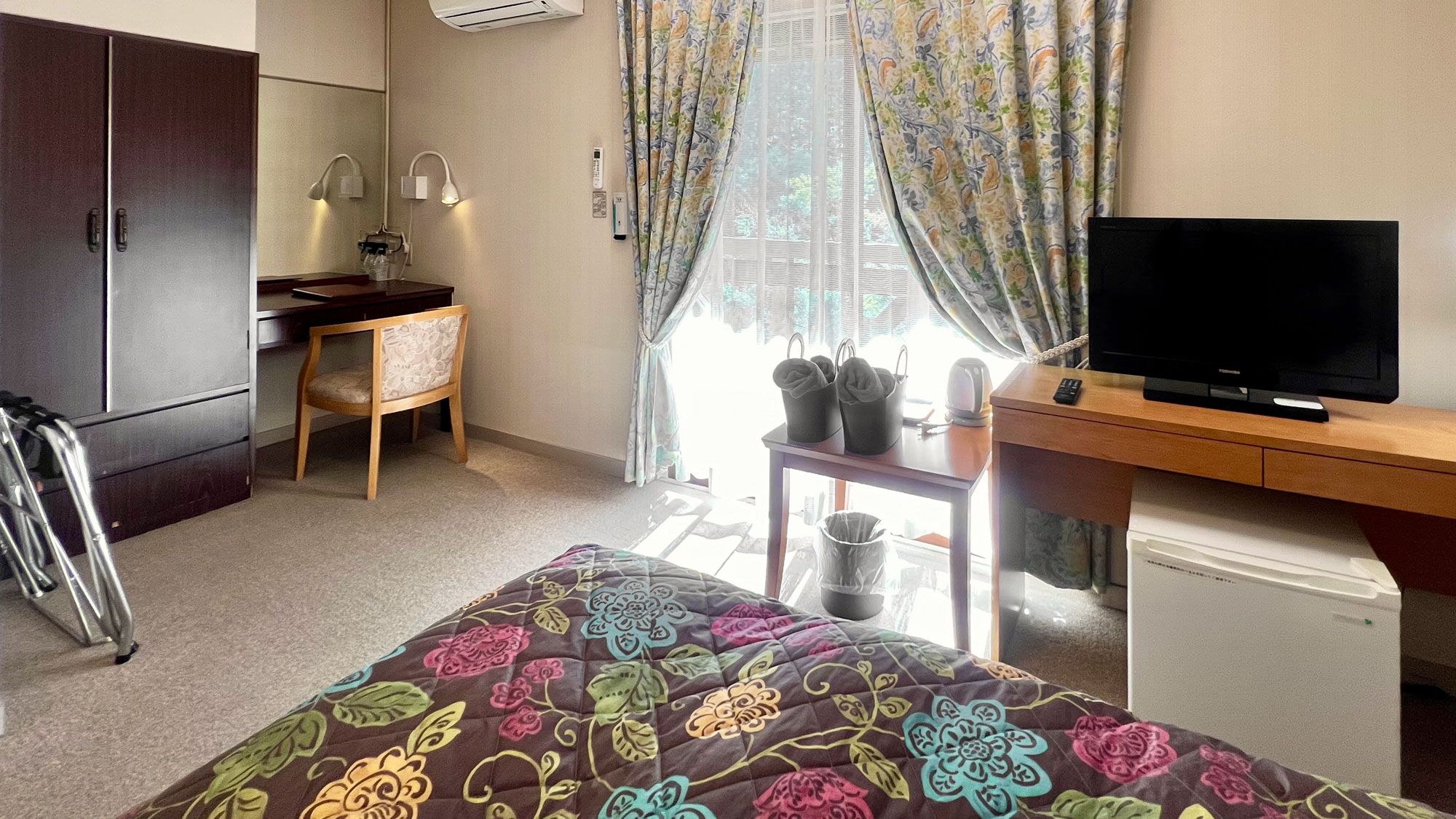 【本館】洋室ツイン（絨毯タイプ）デスクコーナー・TV