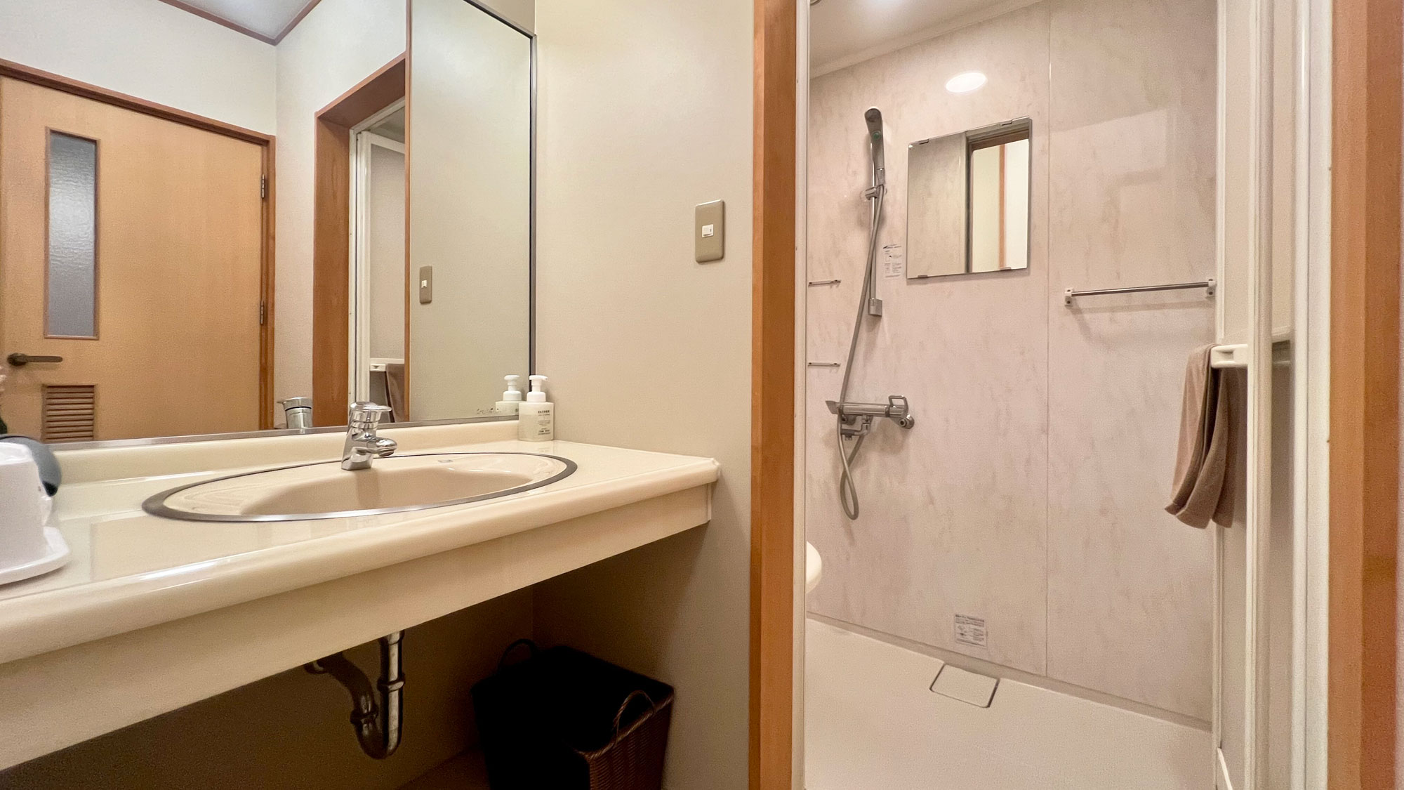 【新館】洋室ツイン　洗面化粧台・シャワールーム