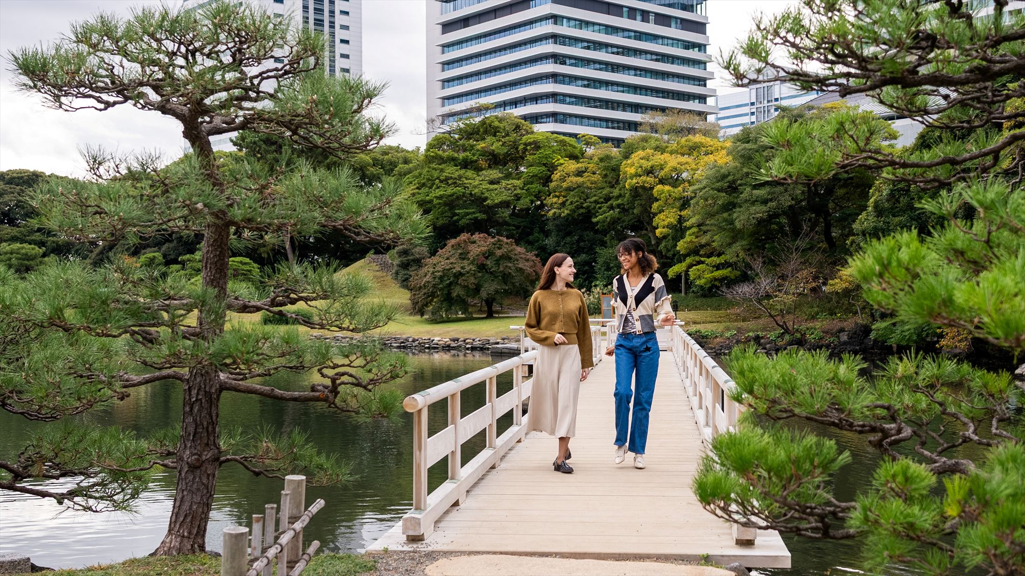 周辺観光｜浜離宮恩賜庭園（徒歩約20分）