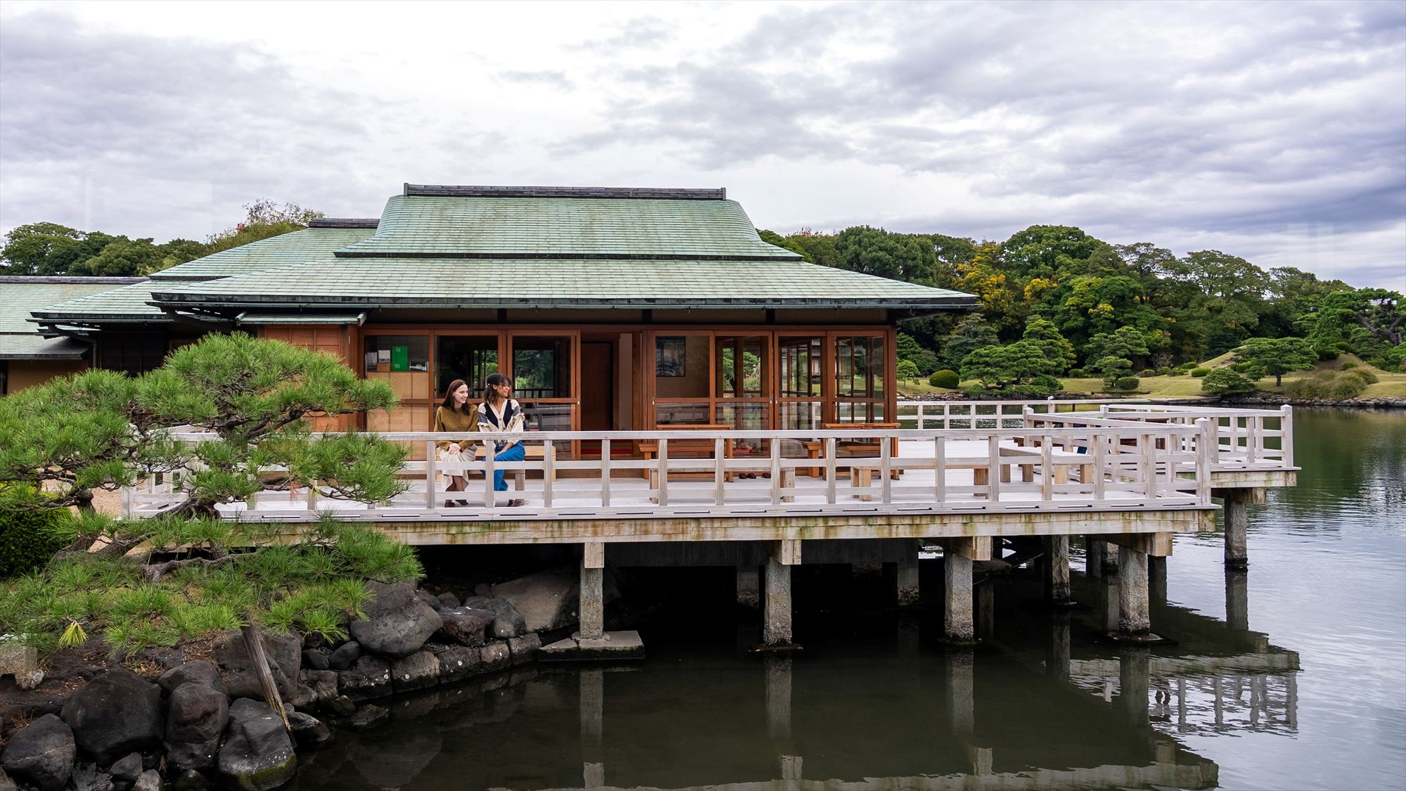 周辺観光｜浜離宮恩賜庭園（徒歩約20分）