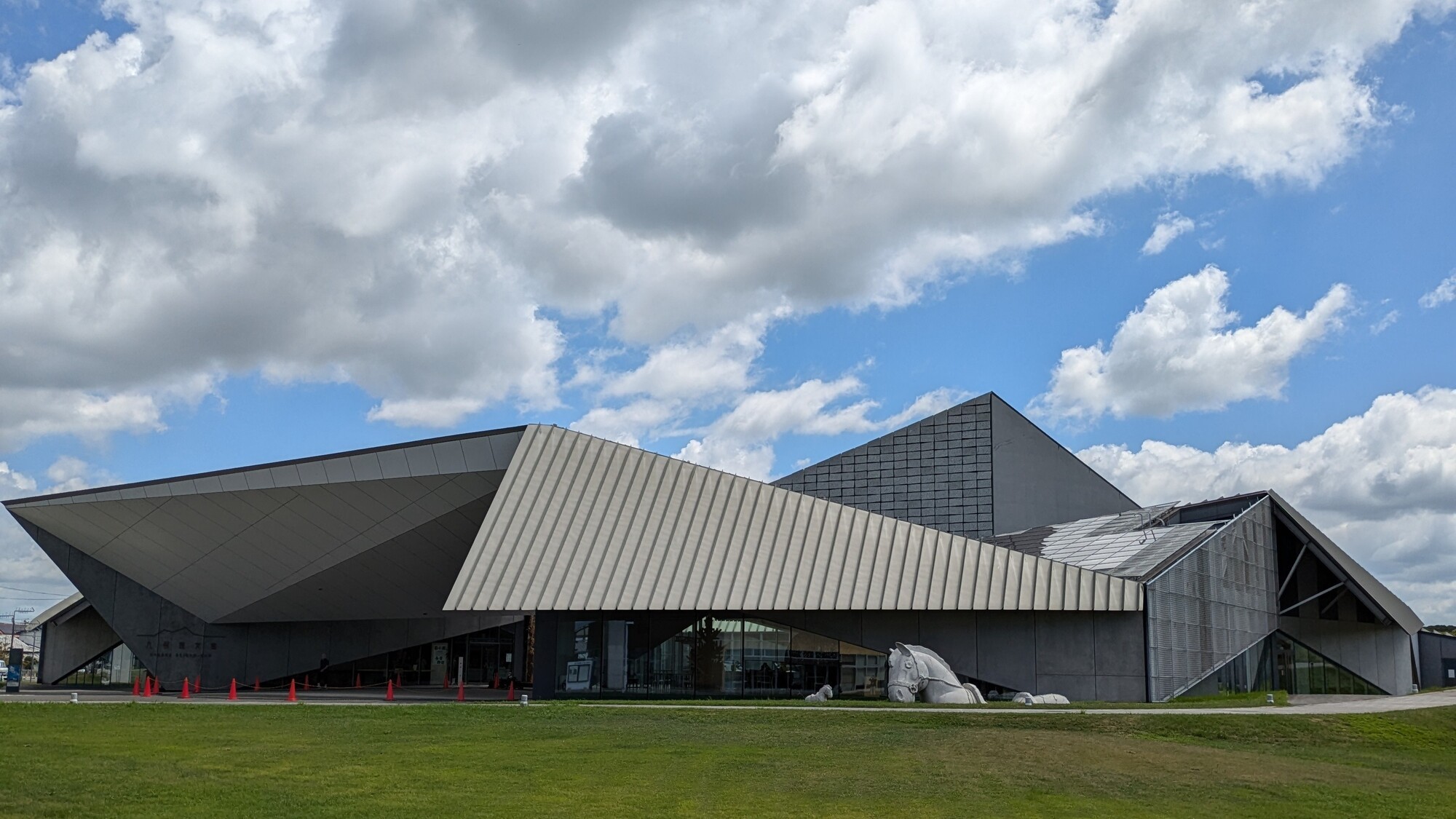 【九州芸文館】　九州新幹線・JR筑後船小屋駅から徒歩約3分