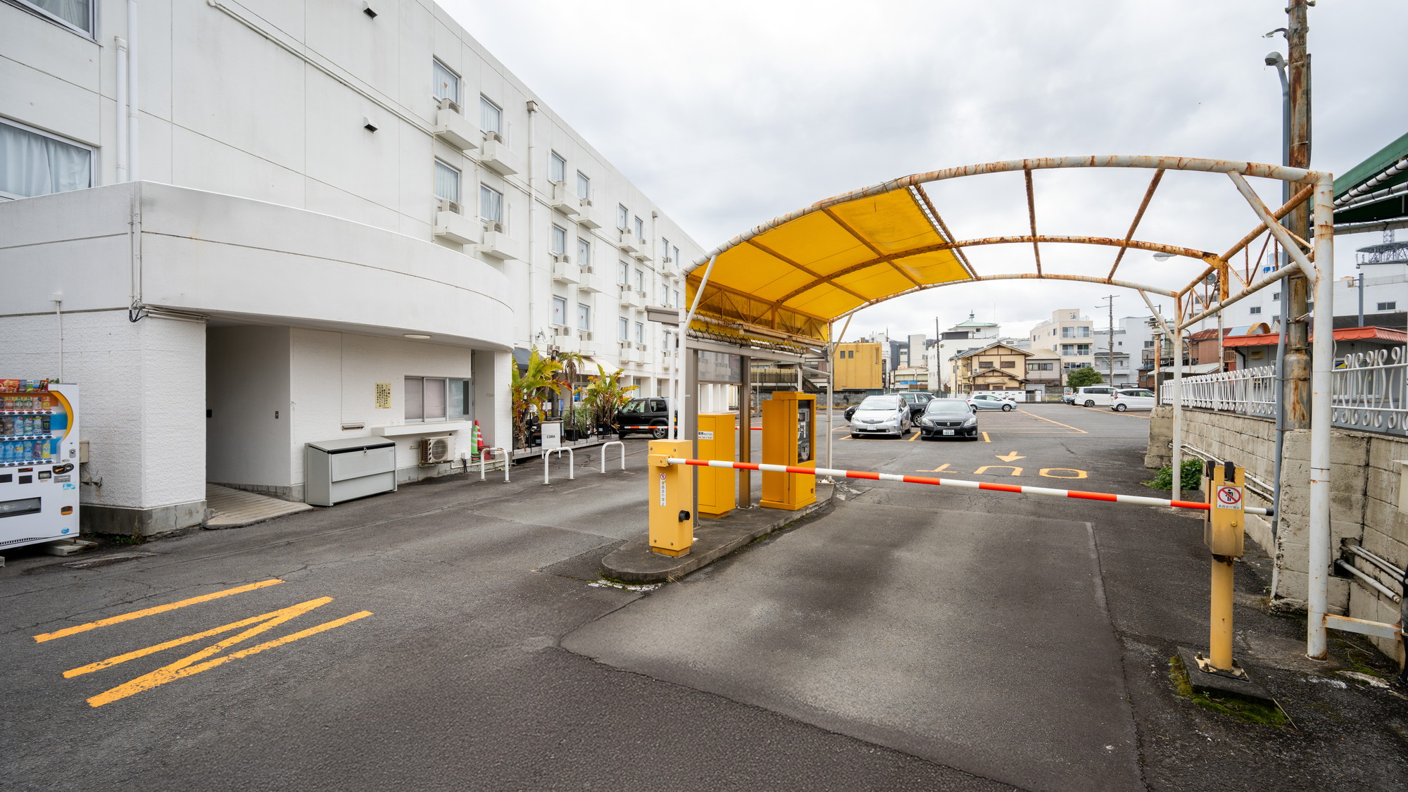 平置き駐車場。75台収容可能。予約不要で駐車できます。
