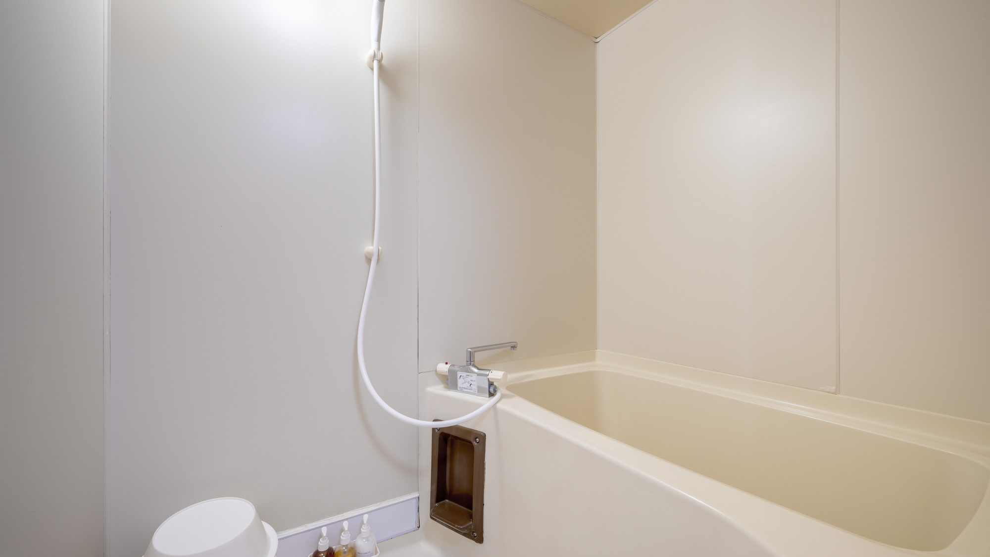 浴室・トイレがそれぞれ独立した設計となっており、広々とした浴槽とシャワースペースを備えています。