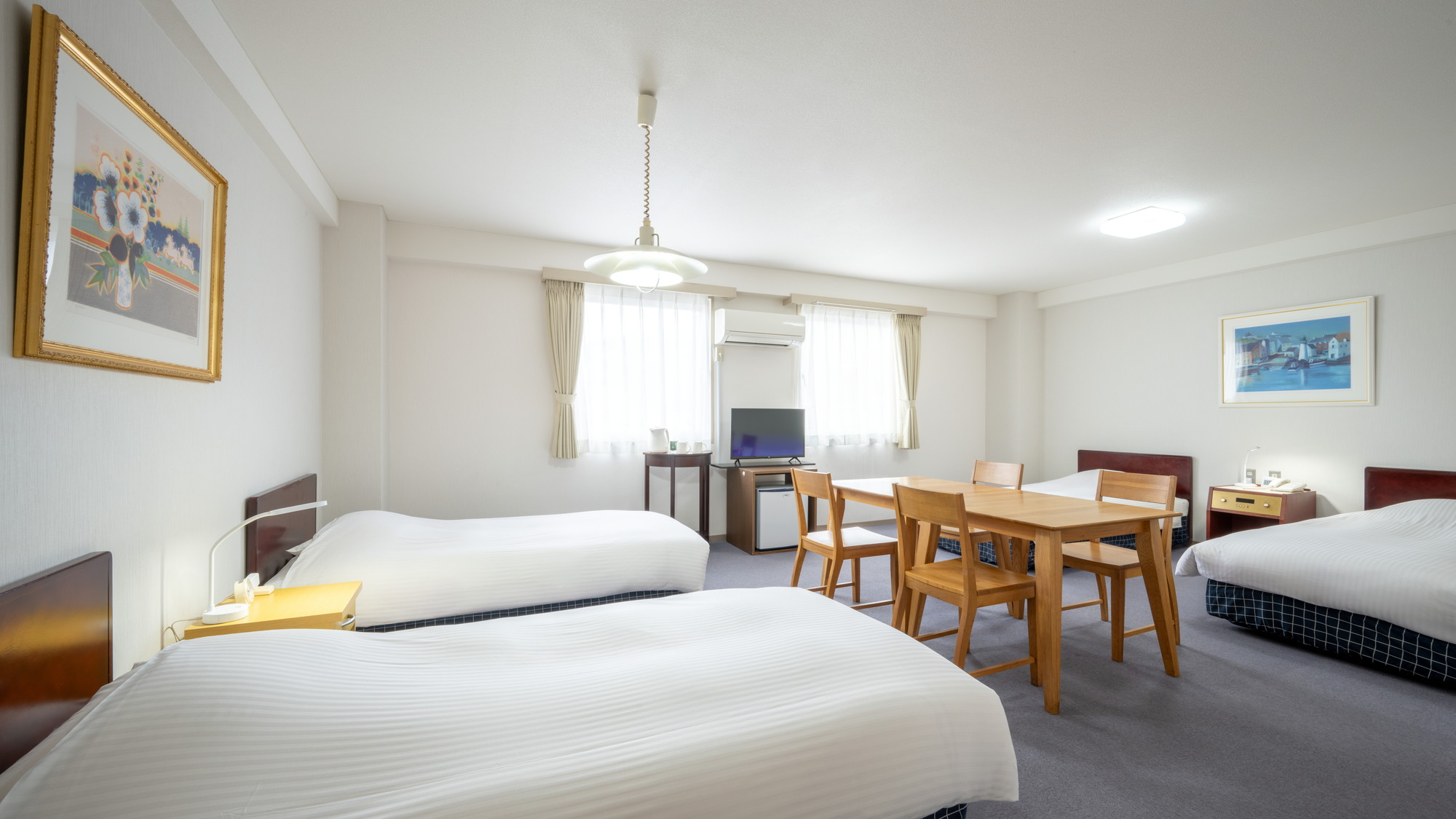 ファミリールーム。広々としたお部屋でゆったりとお寛ぎください。